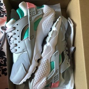 Nike Huarache Runs (size 6Y = 7.5 women’s)